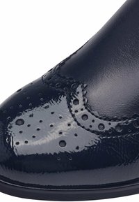 Chaussure en cuir verni bleu marine avec détails brogue, comprenant des perforations et une finition lisse et brillante. Bout rond et talon bas.