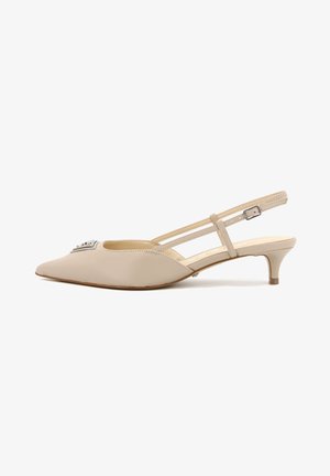 Bež slingback čevelj s koničastim prstom. Narejen iz gladke usnje, vsebuje srebrn odtenek in kratek kitten peto. Nastavljiv trak.