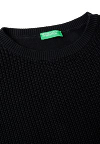 Czarny sweter dziany z teksturą w prążki, z okrągłym dekoltem i zieloną metką przy kołnierzu z napisem "United Colors of Benetton".