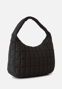 Borsa trapuntata nera con manico curvo, caratterizzata da una texture morbida e imbottita e una chiusura con cerniera, che presenta un motivo a griglia su tutta la superficie.