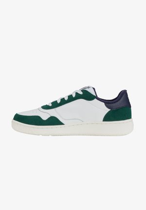 Sneaker met een bovenwerk van wit leer, groene suède accenten op de neus en zijkant, marineblauwe hiel detail, platte witte veters en een gestructureerde rubberen zool.