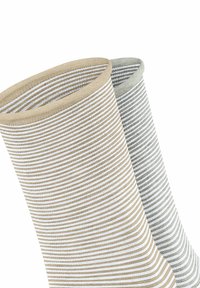 Gestreepte stof in beige en grijs, met horizontale lijnen en een gestructureerde afwerking. De bovenkanten zijn opgerold, wat zorgt voor een contrasterend accentontwerp.