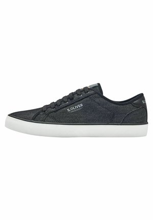 Baskets en denim foncé avec une texture lisse, semelle en caoutchouc blanche, lacets noirs et marquage sur le côté et le talon. Design décontracté.