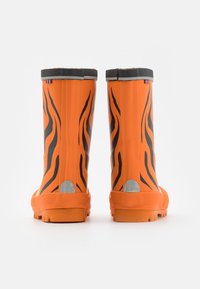 Bottes en caoutchouc orange imperméables avec des motifs de rayures tigre noires, un bord gris en haut et des accents argentés au niveau du talon. Semelle antidérapante.