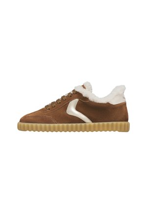 Brauner Wildleder-Sneaker mit weißem Lammfellfutter, beiger welliger Gummisohle, Schnürverschluss vorne und weißem Seitendetail.