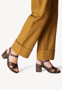 Tamaris Sandali con plateau - cuoio