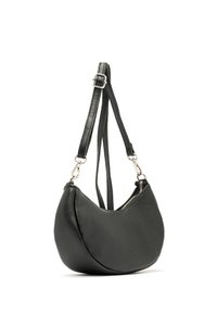Borsa a tracolla in pelle nera a forma di mezzaluna, con chiusura a zip, tracolla regolabile e dettagli in hardware argentato. Superficie testurizzata.