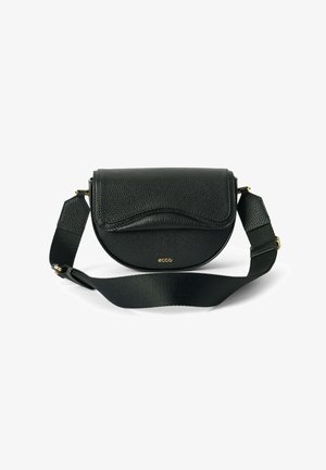 Svart läder crossbody-väska med rund form, strukturerad yta, böjd lucka och detaljer i guld. Inkluderar en justerbar textilrem.