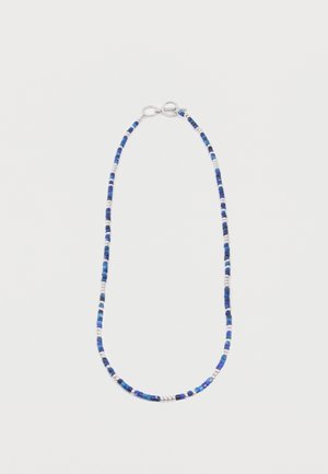 Blått og sølvfarget perlekjede med toggle-lås, som har små sylindriske og runde perler arrangert i et gjentakende mønster.