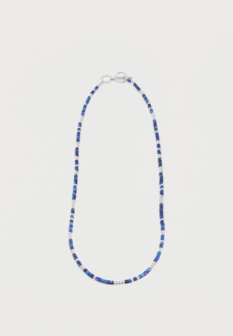 Μπλε και ασημένιο κολιέ με χάντρες και κούμπωμα τύπου toggle, με μικρές κυλινδρικές και στρογγυλές χάντρες τοποθετημένες σε επαναλαμβανόμενο μοτίβο.