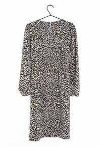Klänning i leopardmönster med långa ärmar, åtstramad midja, grå bakgrund och inslag av gula, röda och svarta fläckar.