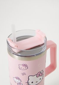 Roza izolirana skodelica z transparentnim pokrovom, držalom za silikonsko slamico in potiskom Hello Kitty. Ima trden ročaj in gladek kovinski pas.