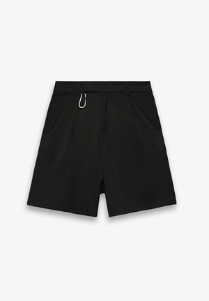 Crne hlače kratkog roba od teksturirane tkanine, ravnog kroja, s petljom za remen i metalnim karabinom kao detaljem.