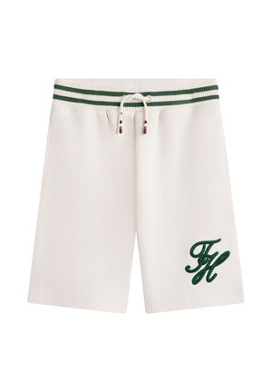 Pantaloncini casual bianchi con vita elastica a doppia striscia verde, coulisse, tasche laterali e iniziali "TH" ricamate in verde scuro sulla gamba sinistra.