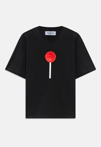 Čierne tričko s krátkym rukávom so stredovou grafikou červeného lízanka, bielym palicou dole a značkovou etiketou Fiorucci vo vnútri goliera.