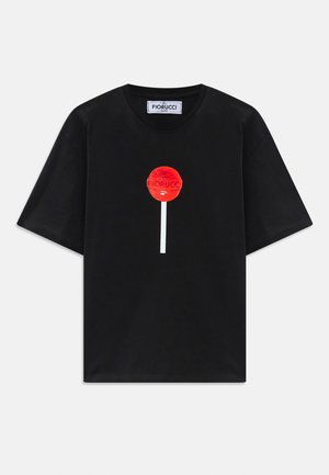 Camiseta negra de manga corta con un gráfico de un chupete rojo centrado, con un palo blanco debajo, y etiqueta de la marca Fiorucci en el interior del cuello.