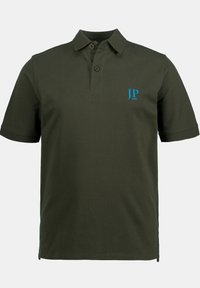 Polo shirt vert foncé en coton, avec un col à boutons, deux boutons, et un logo bleu "JP 1880" sur le côté gauche de la poitrine.
