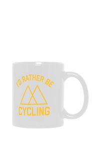 Taza de cerámica blanca con texto amarillo que dice "PREFERIRÍA ESTAR MONTANDO EN BICI" y una ilustración de dos formas de montañas. Textura suave, asa redondeada.