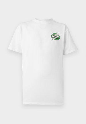 Balti trumpomis rankovėmis marškinėliai su mažu žaliu ir baltu „Santa Cruz Skateboards“ logotipu kairėje krūtinės pusėje, ant vienspalvio fono.