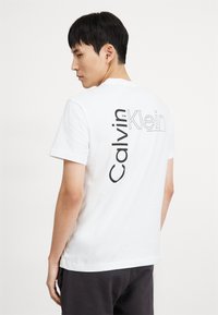 Calvin Klein ANGLED BACK LOGO - Apdrukāts T-krekls - bright white