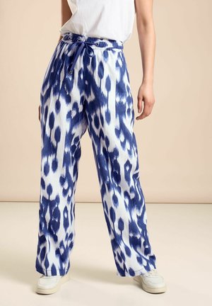 Pantaloni leggeri e morbidi con motivo ikat blu e bianco. Presentano una vita con coulisse e tasche laterali. Tessuto morbido e traspirante.