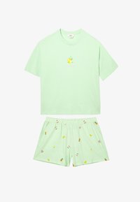 Camisa de manga corta verde claro con gráfico de limón y pantalones cortos verdes claros a juego con patrones de pequeñas frutas y flores.