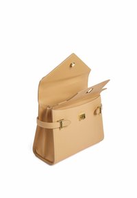 Bolso de cuero de color marrón claro con una forma estructurada, cuenta con una tapa superior, dos asas, un cierre a presión y detalles de herrajes en tono dorado.