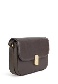 Smeđi kožni crossbody tobolac s zlatnim detaljima, zatvaranjem na preklop i glatkom teksturom. Ima naramenicu i elegantan pravokutni oblik.
