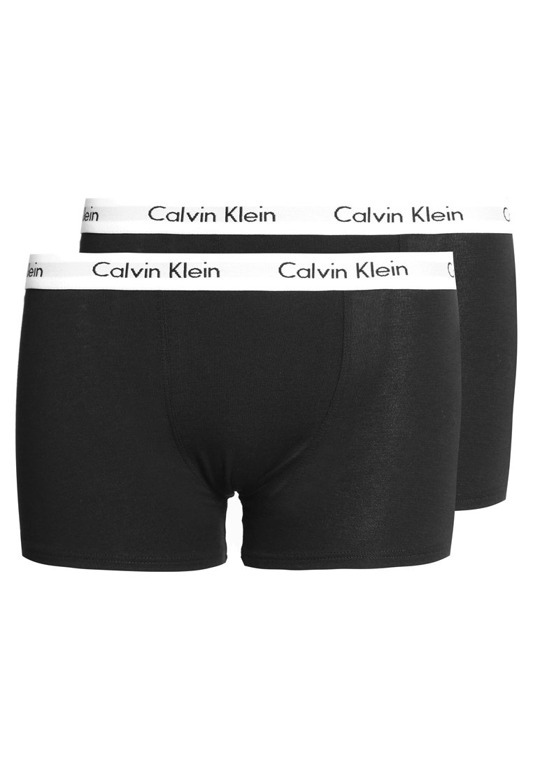 Crne pamučne bokserice s bijelim pojasom na kojem je crnim slovima ispisano "Calvin Klein". Stil je prilagođen tijelu s glatkom teksturom.