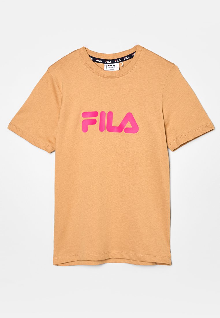 T-shirt en coton marron avec un grand logo FILA rose sur le devant, col rond et manches courtes. Texture douce avec un design décontracté.