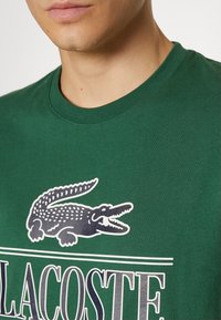 Lacoste UNISEX - Camiseta estampada - vert