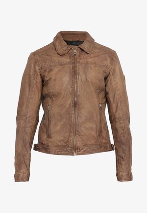 Brązowa skórzana kurtka z kołnierzem, zamkiem błyskawicznym z przodu i kieszeniami po bokach; ma teksturowaną powierzchnię i detale w szyciu.