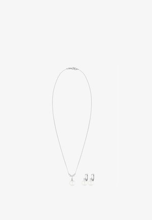 Zilveren sieraden set met een delicate ketting en een opvallende witte parel hanger, vergezeld van bijpassende parel oorbellen met zilveren accenten.