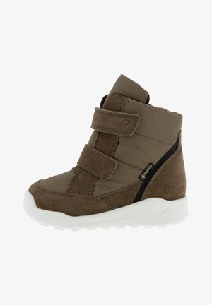 Sneaker alte marroni con strappi in Velcro, realizzate in tessuto e suede. Presentano una suola in gomma bianca e un accento nero di lato.