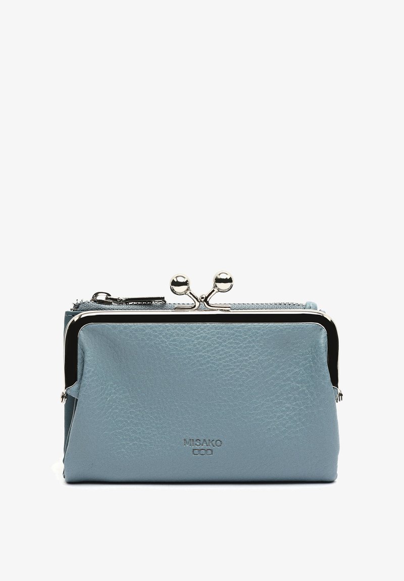 Šviesiai mėlyna odinė piniginė su tekstūruotu paviršiumi, metaline sagtimi ir užtrauktuku uždaryta kišenė. Priekyje yra mažas logotipas.