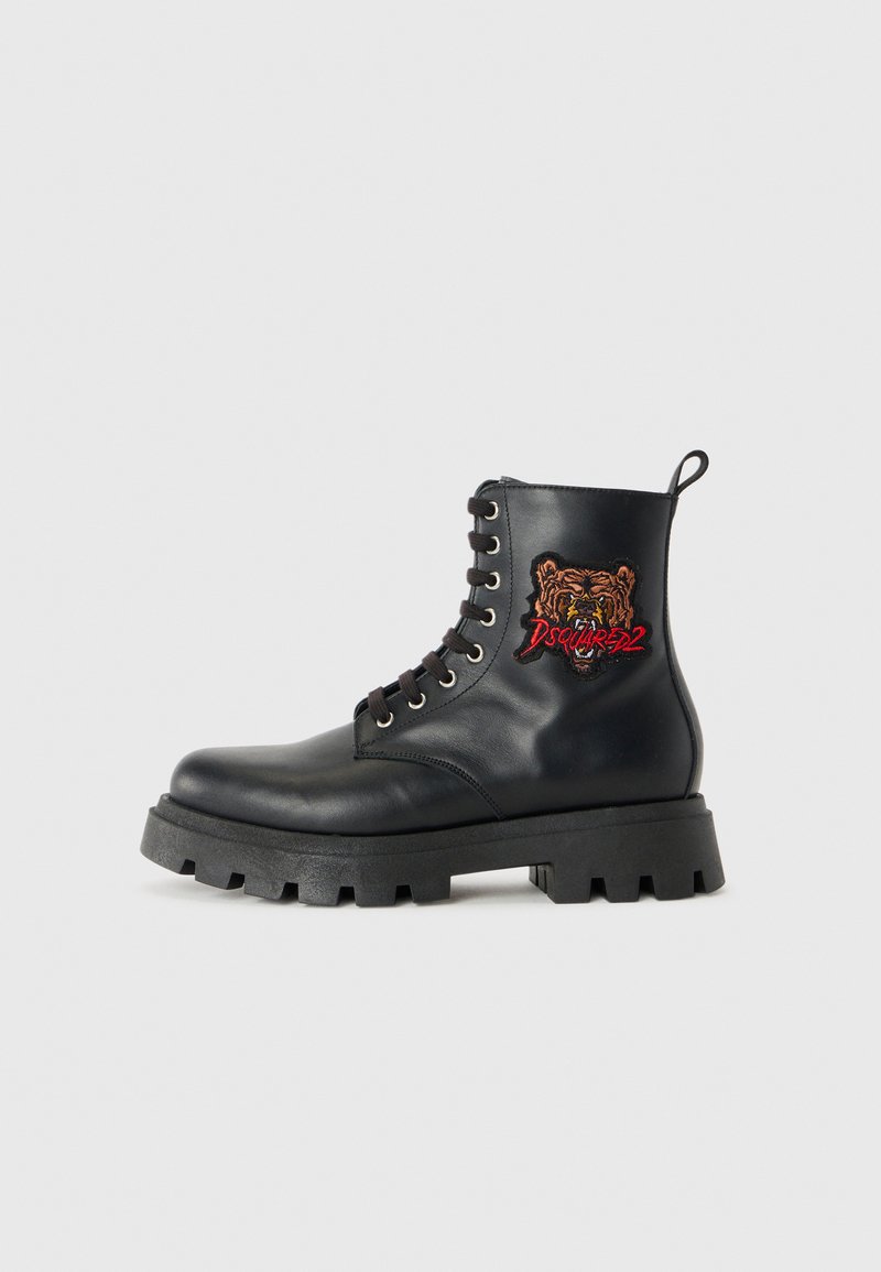 Svarta läderkängor med snörning, kampstil, med tjock sula och broderat tigernacke samt röd "Dsquared2"-logotyp på sidan.