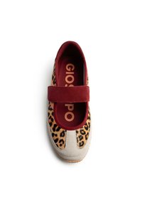 Zapato de tela con estampado de leopardo, con una tira de velcro roja, puntera beige y suela texturizada. El interior presenta una marca "GIOSPO" en naranja y en negrita.