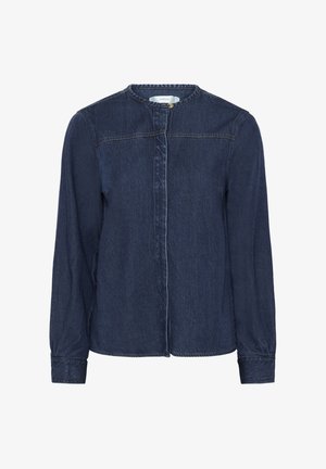 Tamnoplava traper košulja dugih rukava s okruglim ovratnikom, kopčama na manžetama i skrivenom prednjom kopčom.