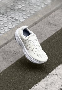 New Balance - FRESH FOAM X 1080 V14 - Road running shoes - white Thumbnail Image 1