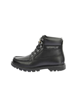 Stivali alla caviglia in pelle nera con finitura liscia, punta rotonda, cuciture in contrasto, occhielli in metallo e suola in gomma resistente. Logo CATERPILLAR visibile.