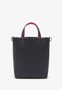 Sac fourre-tout en cuir marine avec deux poignées supérieures, doublure intérieure rouge, forme carrée, extérieur texturé, et accents en matériel argenté.
