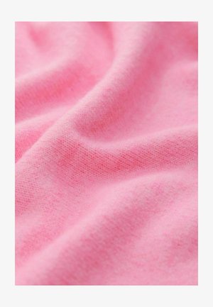 Tissu doux, texturé, de couleur rose clair drapé en plis, mettant en valeur un motif de maille délicat et une apparence lisse et confortable.