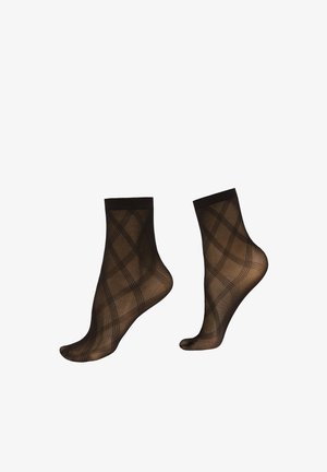 Calcetines tobilleros negros hechos de material transparente con un sutil patrón de cuadros, con punteras reforzadas y puños acanalados para mayor durabilidad.