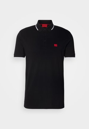 Polo noir en coton, présentant un patch logo rouge, une patte de boutonnage à deux boutons, et des accents blancs sur le col et les manches.