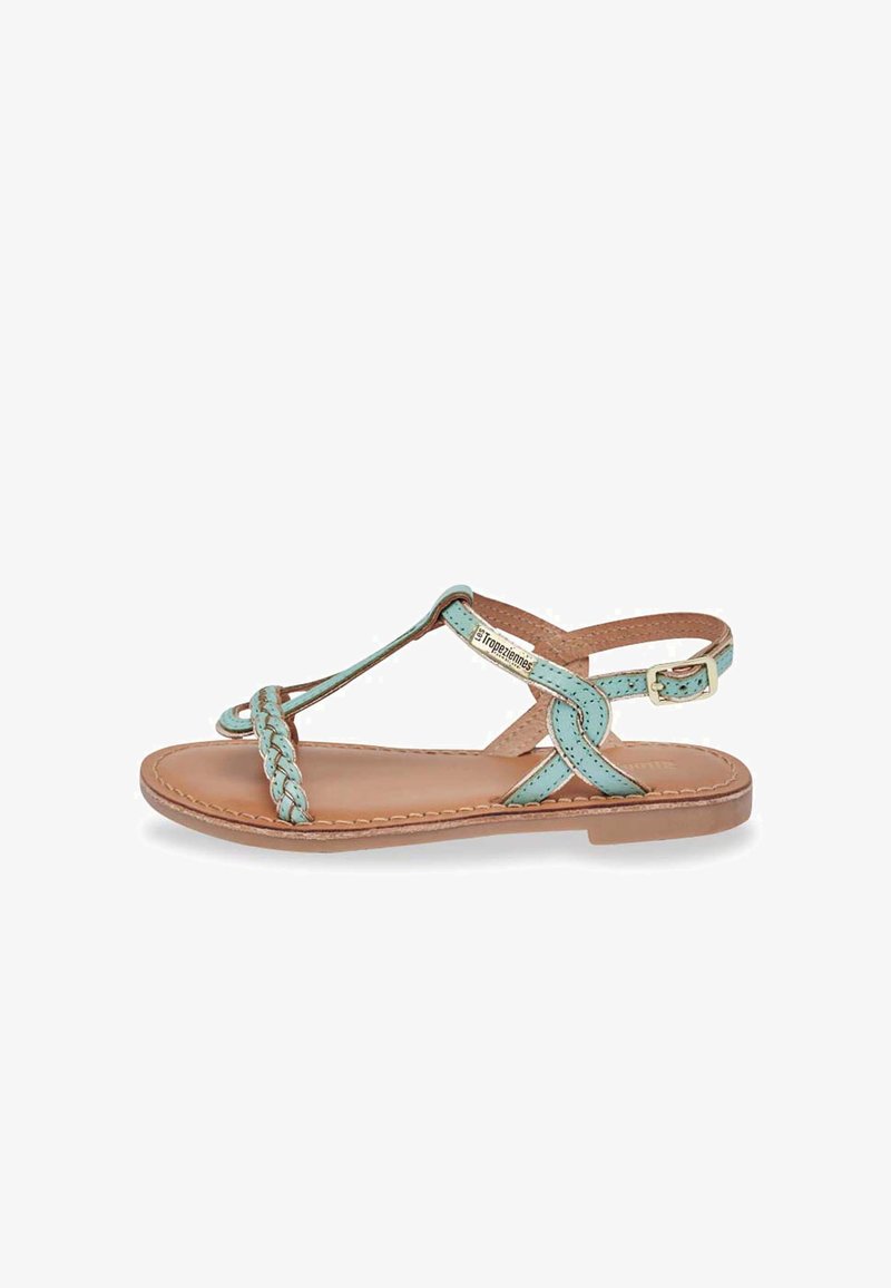 Sandali in pelle intrecciata di color teal con suola piatta e cinturino alla caviglia, dotati di una fibbia in tono oro e dettagli di cucitura a contrasto.