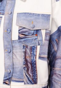 Kurtka jeansowa z nadrukiem niebieskiego denimu i kontrastującą białą tkaniną. Posiada kieszeń na piersi, zapięcie na guziki oraz widoczne detale przeszyć.