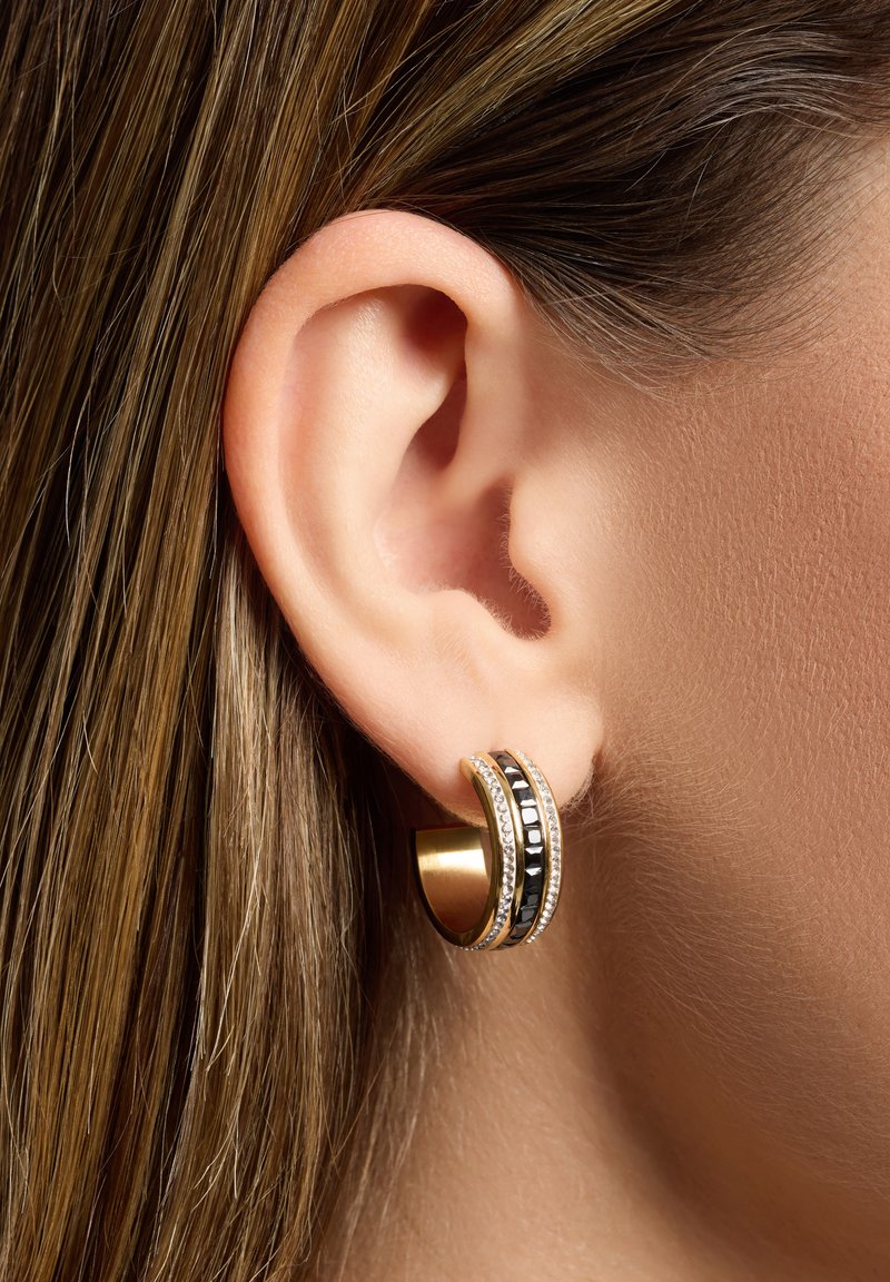Gouden hoopoorbel met twee zwarte emaille strepen, gescheiden door heldere rhinestones, met een gladde, afgeronde vorm voor een gepolijste uitstraling.