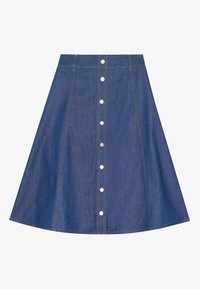 En utvidet denimskjørt med en mørk blå vask, kne-lengde, og sølvknapp-lukking foran med kontraststing. 