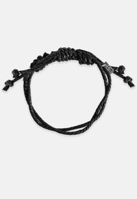 Juodas pintas virvės apyrankė su tekstūruotu paviršiumi, turinti sukurtus galus, surištus mazgais, ir mažą metalinę detalę su numeriu "052."