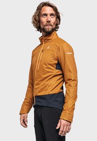 Veste légère pour homme en orange avec des accents bleu marine, dotée d'un col montant, d'une fermeture éclair à l'avant et d'un tissu texturé pour les activités de plein air.